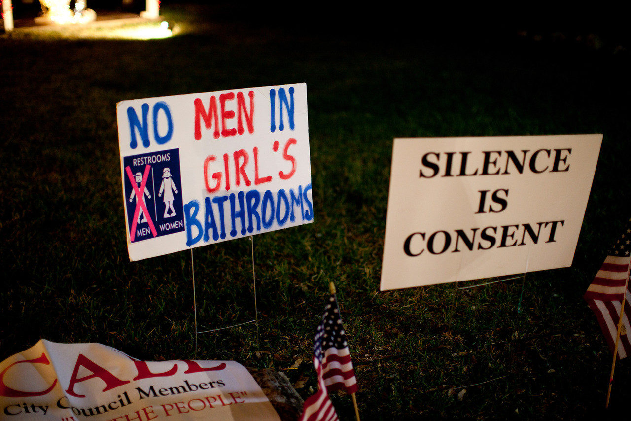Protestbord tegen genderneutrale wc's in Texas. Tekst: 'geen mannen in de meisjes wc'.