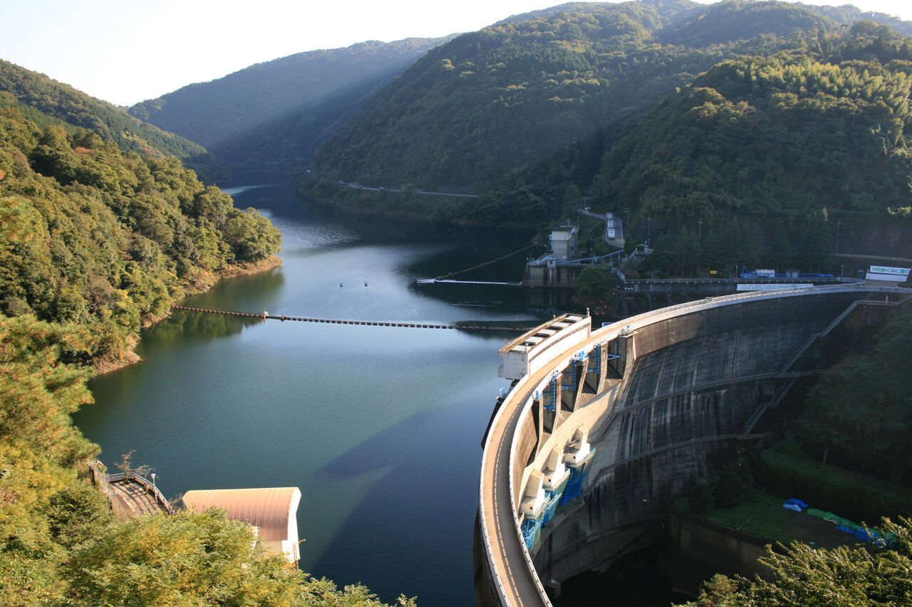 Wikimedia_ccfarmer_Amagase-dam-in-Japan