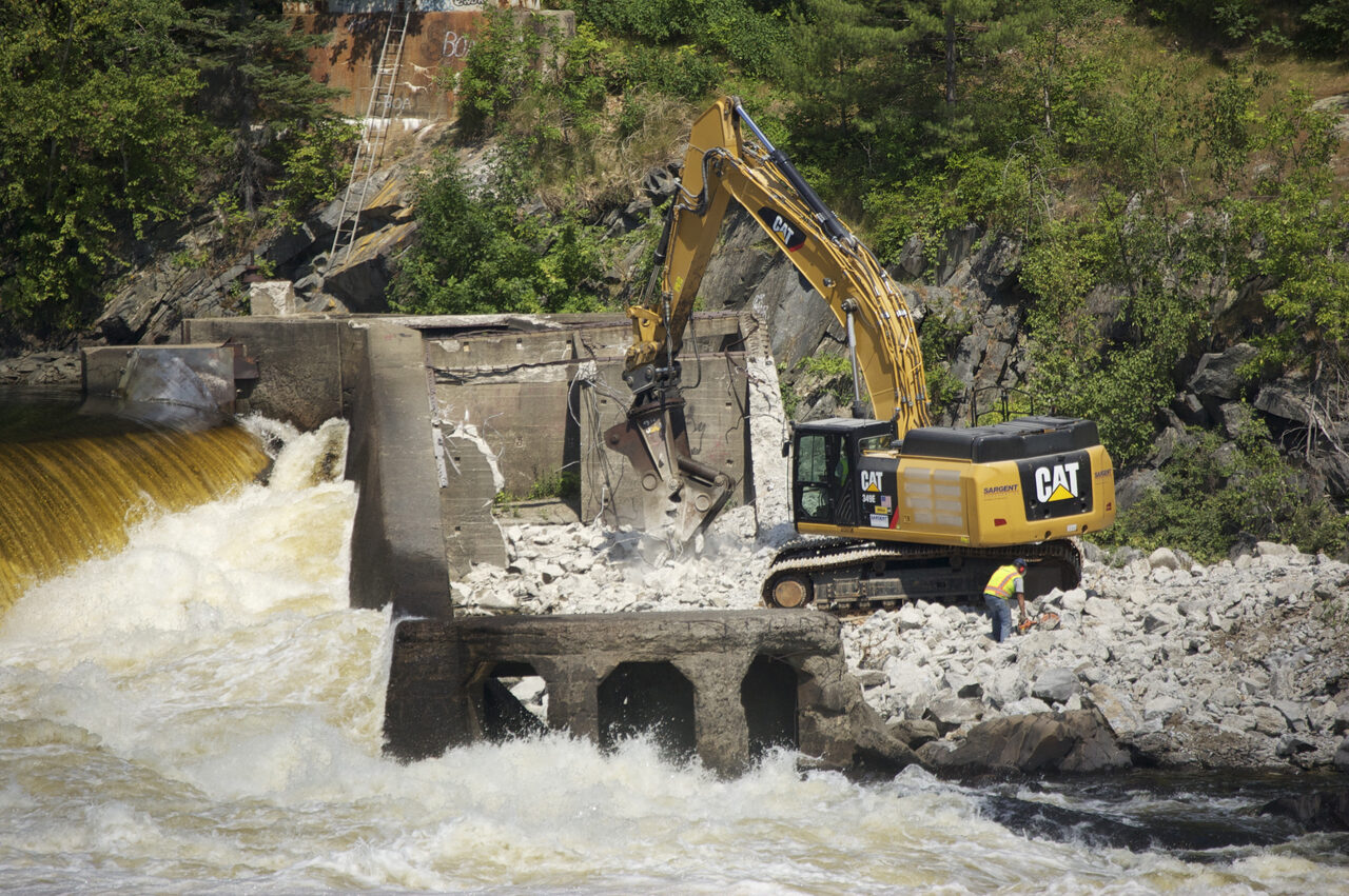 Flickr-Penobscot-River-Restauration-Trust-Een-deel-van-de-Veazie-Dam-in-de-Penobscot-rivier-wordt-afgebroken-2