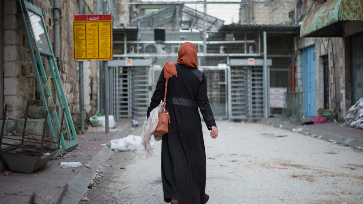 Palestina – Hebron – Palestinian Woman Walking Towards The Checkpoint Into The Jewish Settlement © Sam Asaert – 2018 — WWW.SAMASAERT.COM