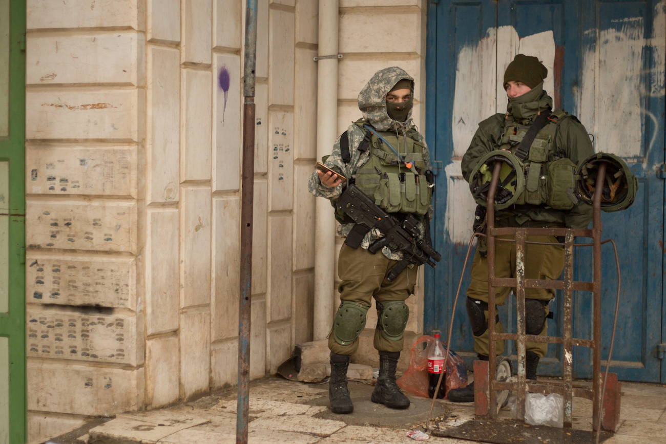 Palestina – Hebron – IDF Soldiers On Guard Duty in Al Khalil © Sam Asaert – 2018 — WWW.SAMASAERT.COM