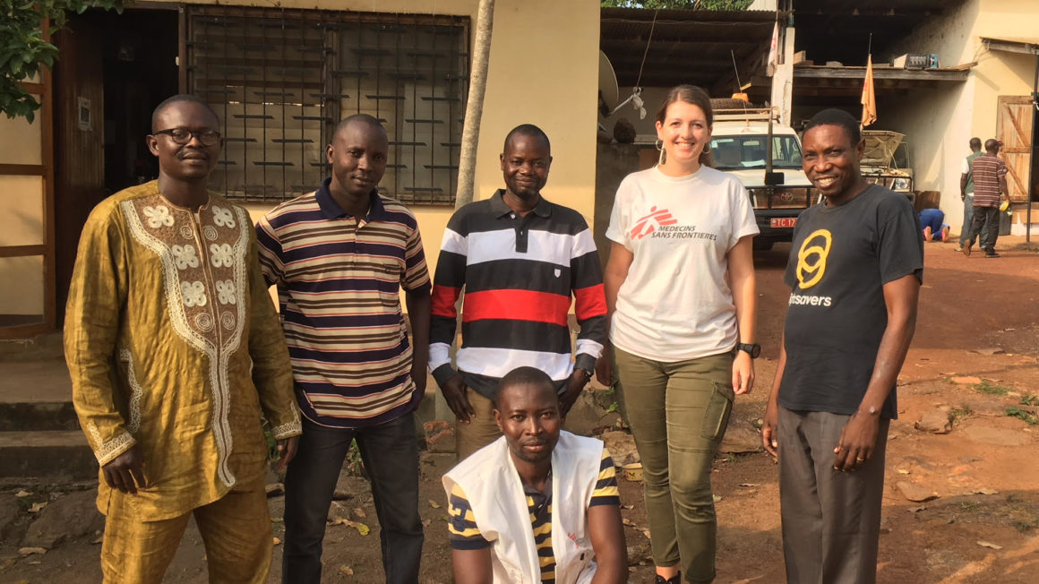 Denise-met-het-outreach-team.jpg