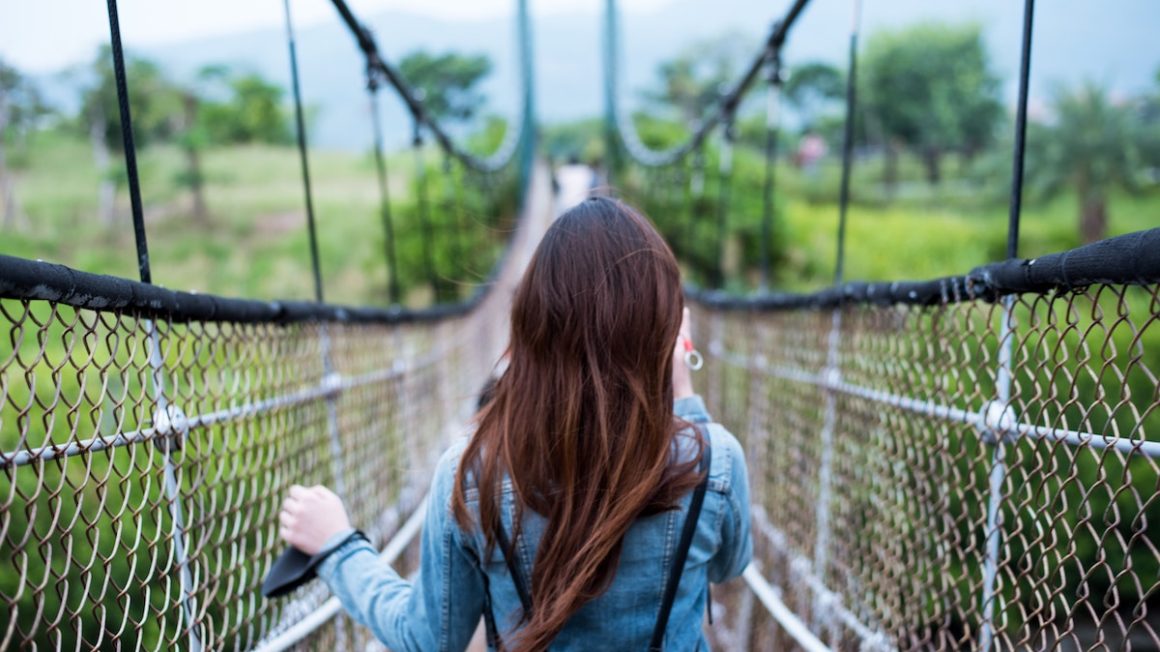 alone-back-barbed-wire-1031391