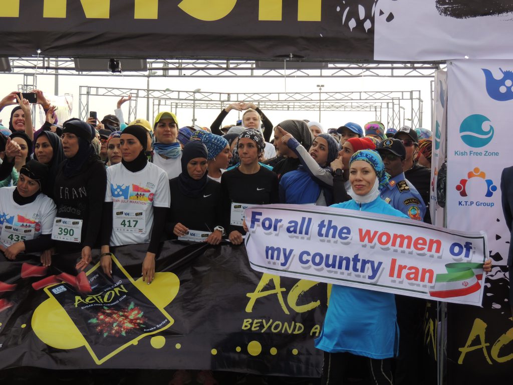 Vrouwen aan de start van de Persian Gulf Marathon (2)