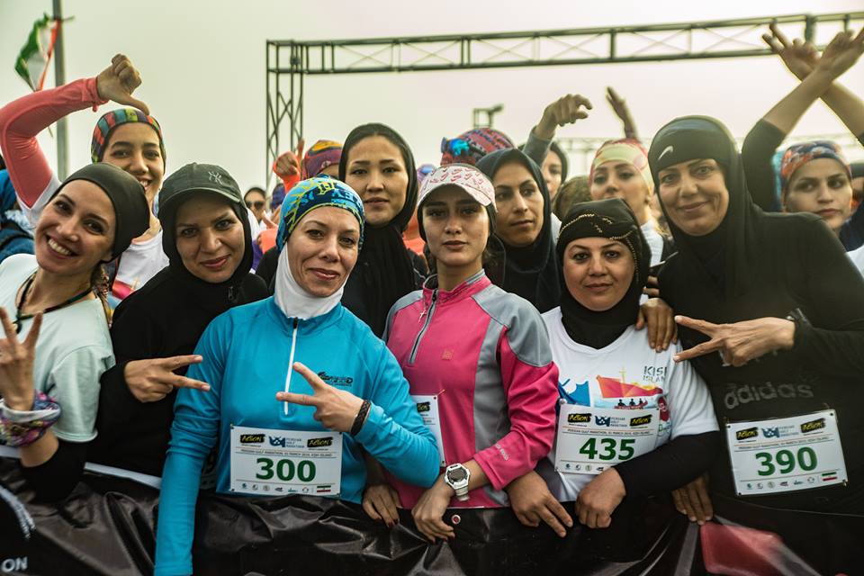 Vrouwen aan de start van de Persian Gulf Marathon