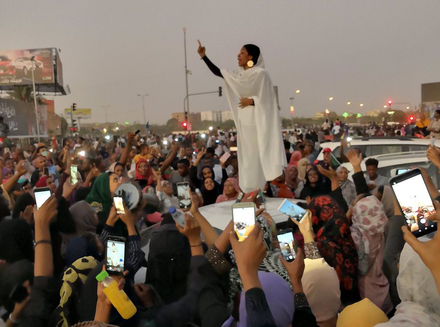 Foto van boegbeeld van de demonstraties Alaa Salah – Foto gemaakt door Lana Haroun Twitter