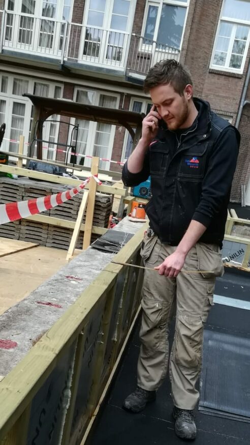 Jacco Meering overlegt met een collega op een bouwproject in Amsterdam