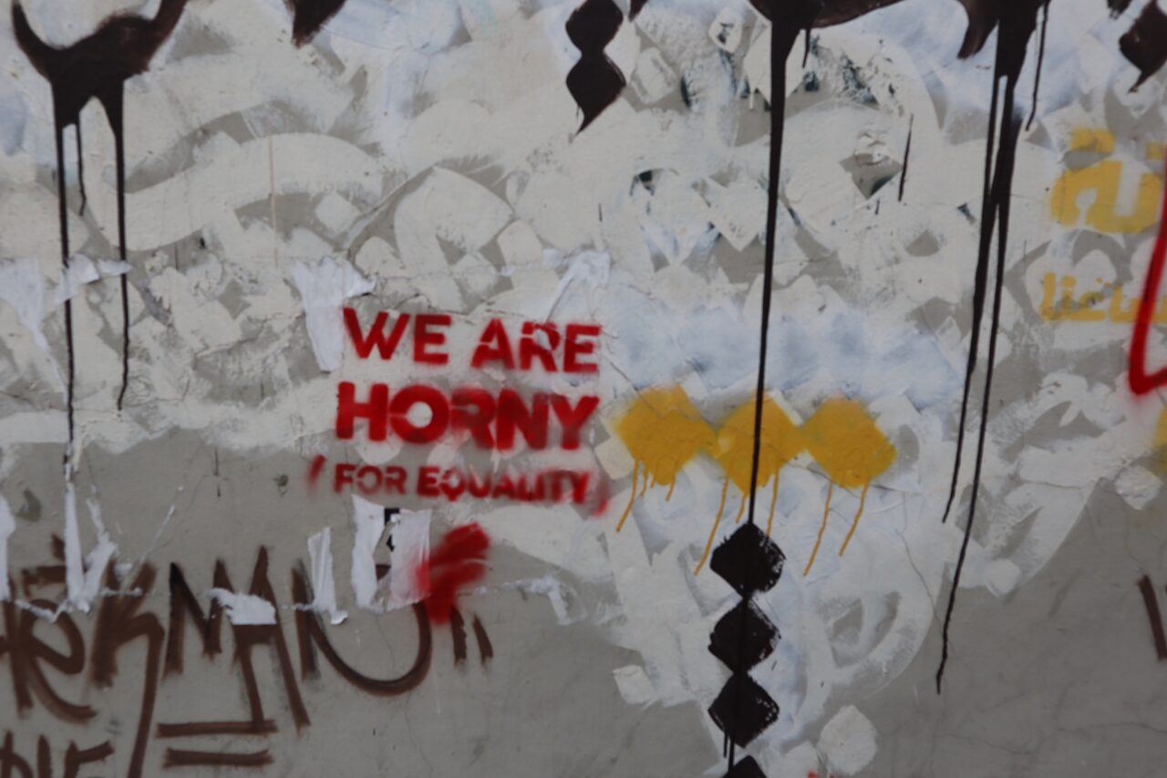 Deze graffiti slogan is onderdeel van een actie van de Libanese NGO Helem om aandacht te vragen voor de rechten van LHBT’ers.