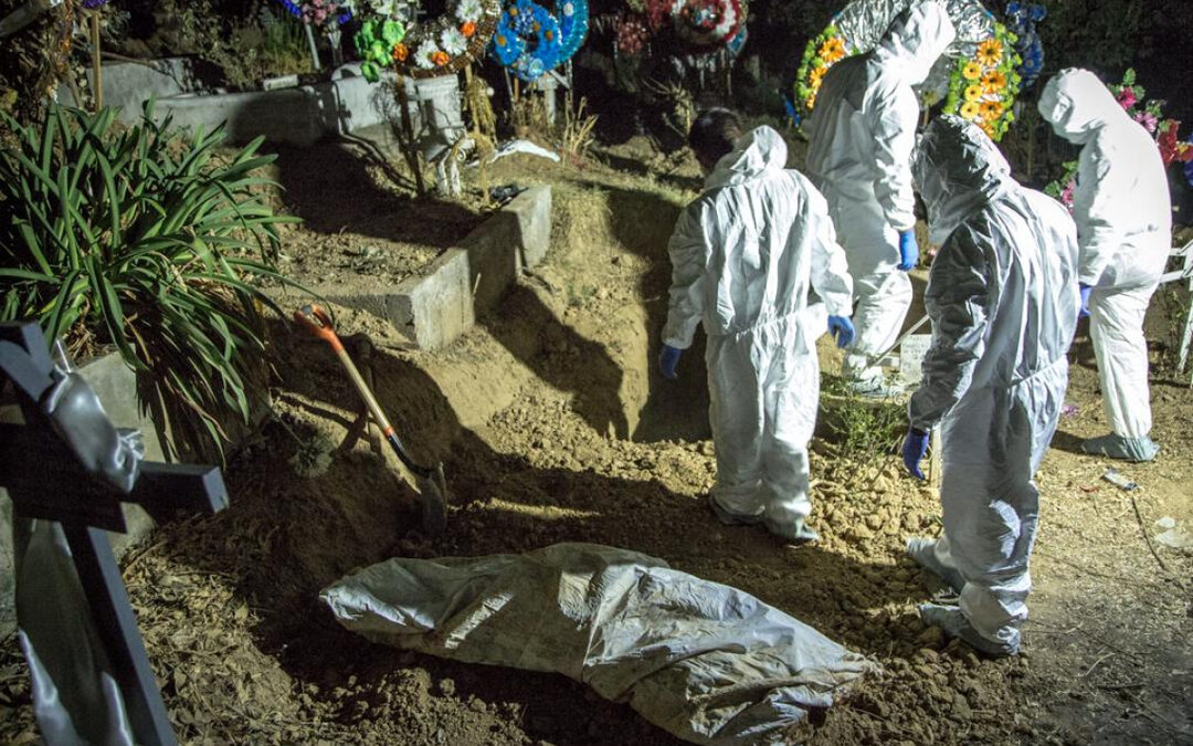 Mexicanen zoeken vermiste geliefden in illegale graven