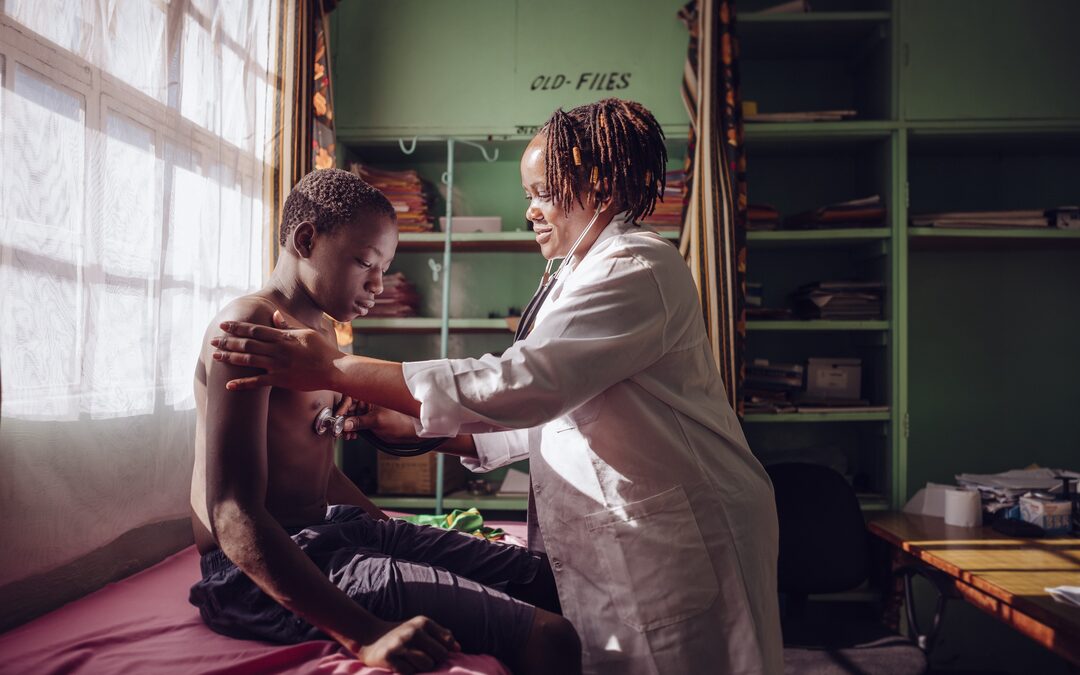 Amref Flying Doctors traint zorgverleners in Afrika op coronabestrijding