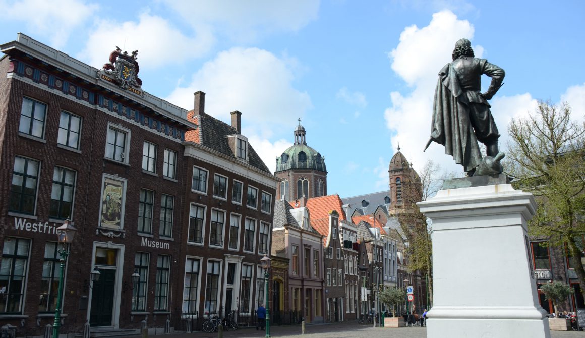 Central_square_Hoorn_with_the_statue_of_J.P._Coen_known_from__dispereet_niet__-_panoramio
