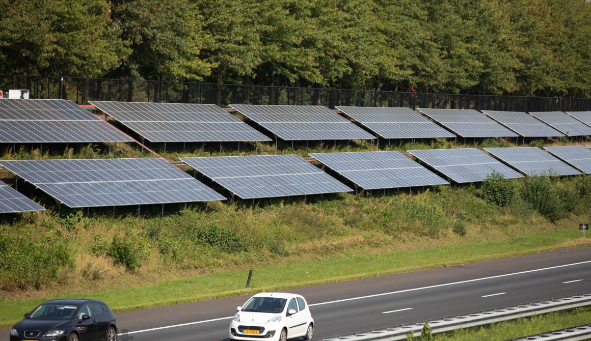 Foto-zonnepark-A58-Etten-Leur-zonnepanelen-en-snelweg.jpg
