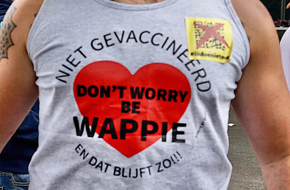 T-shirt met een hartje en de tekst: Don't worry be wappie. Niet gevaccineerd en dat blijft zo.