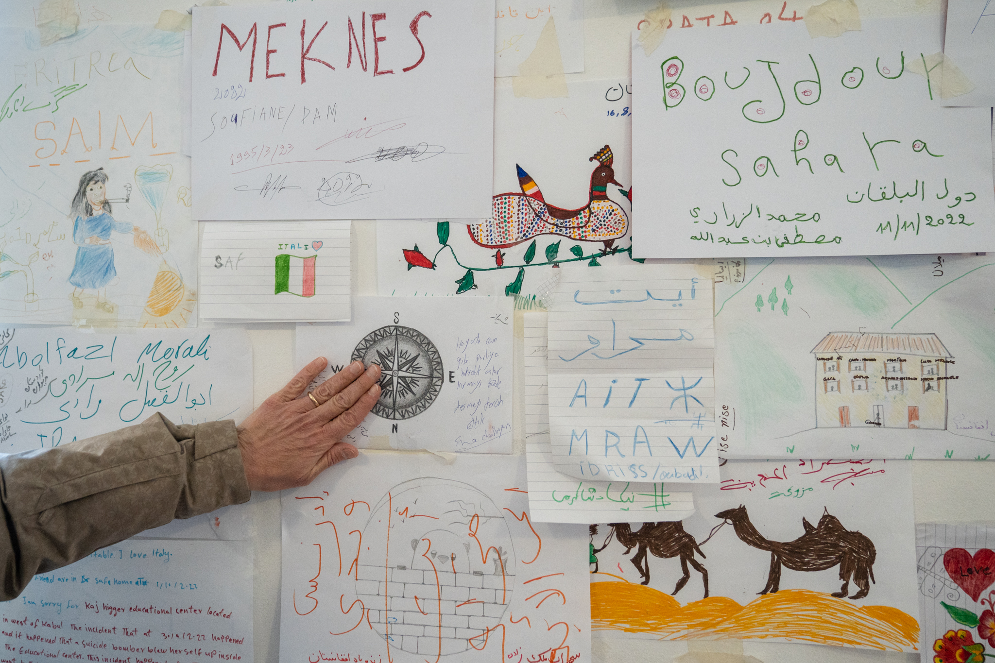 Aan de muur in het rifugio hangen bemoedigende woorden van vluchtelingen aan elkaar.