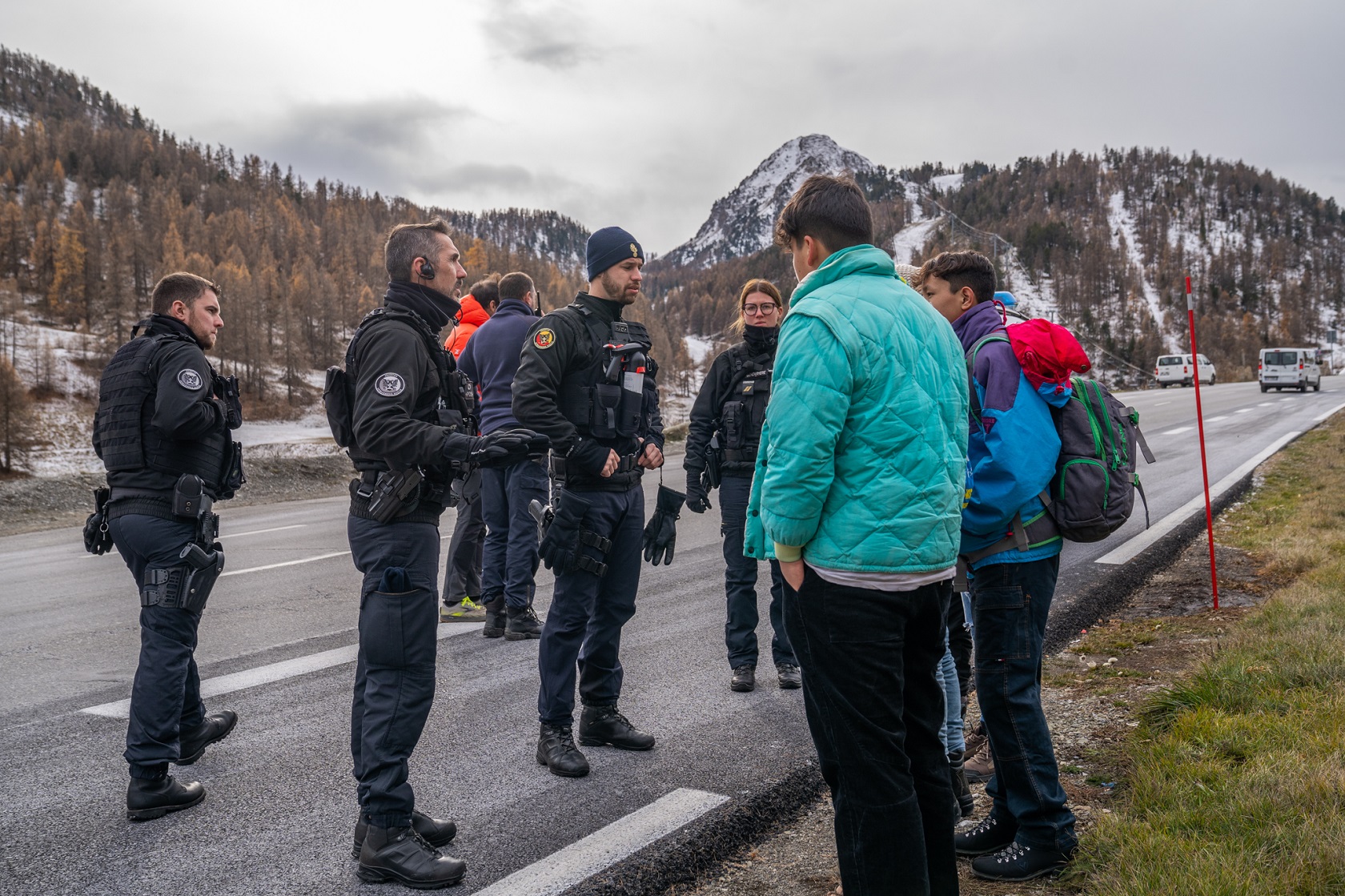 Een groep tieners wordt tegengehouden door Franse grenspolitie, enkele honderden meters voorbij de Franse grens.