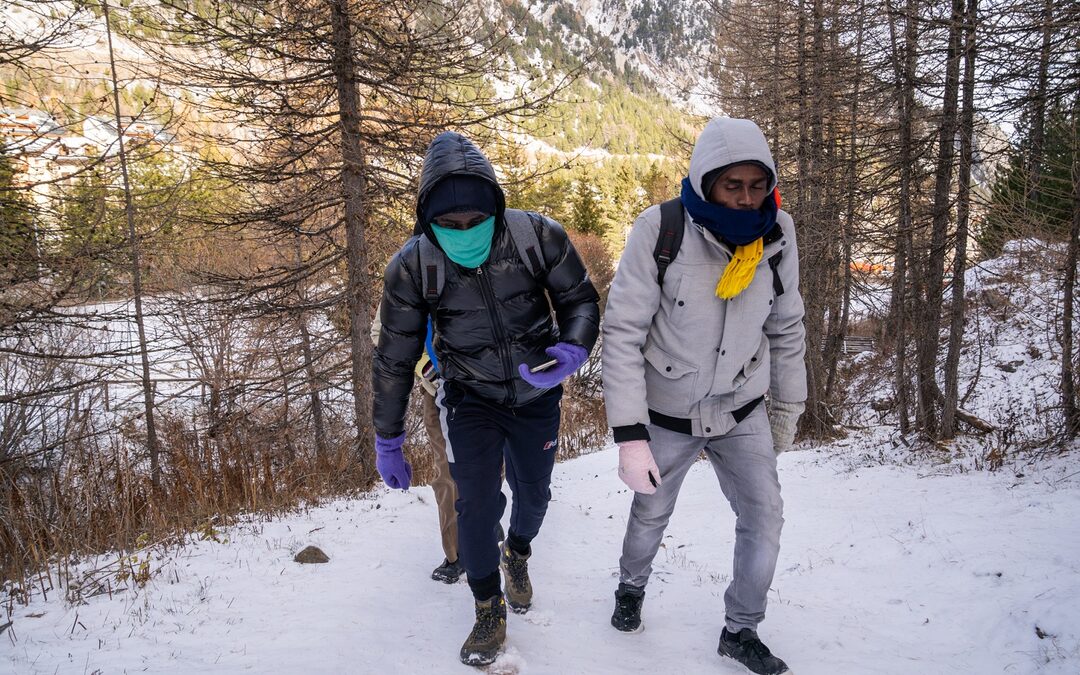 Naast deze skipiste in de Alpen worden vluchtelingen opgejaagd