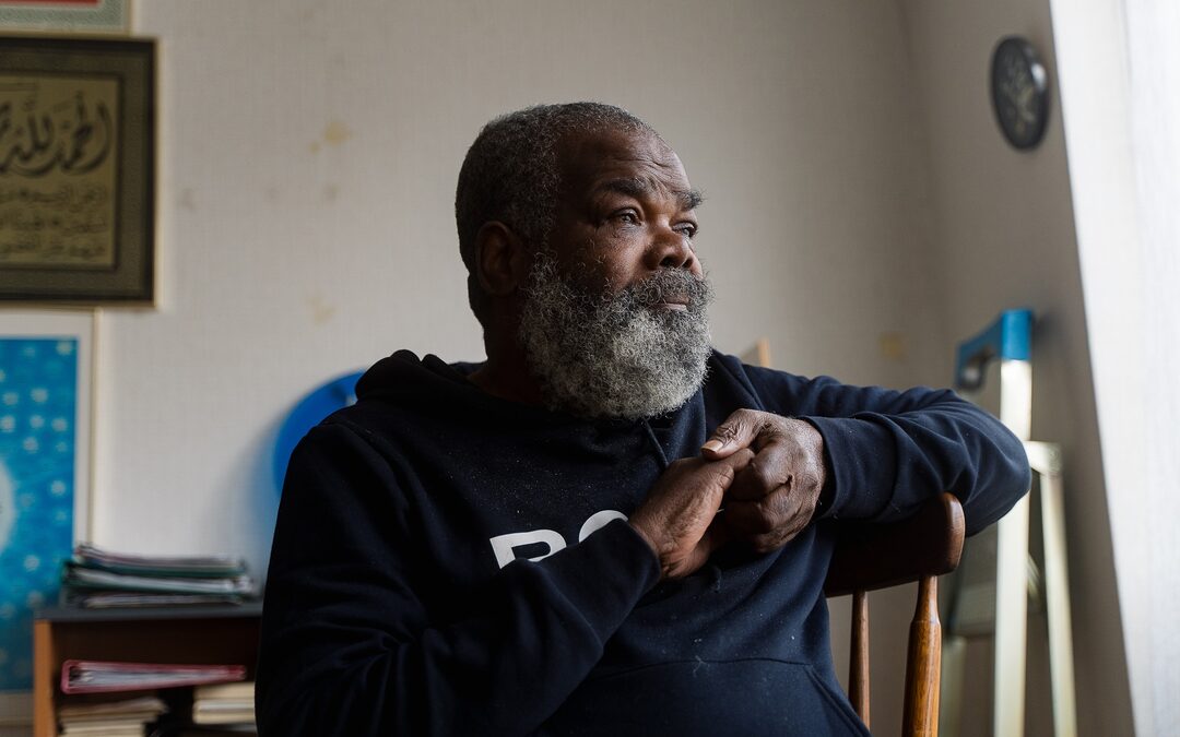 Oud, migrant en arm: ‘Dit is institutioneel racisme’