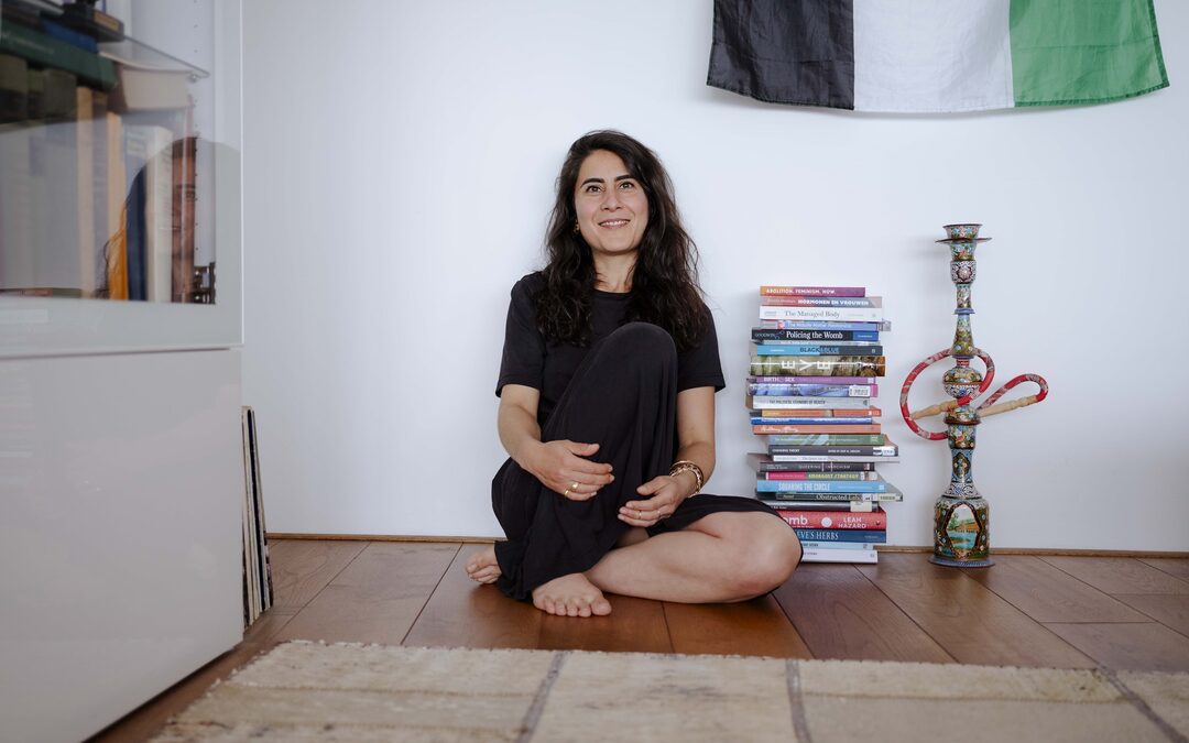 Verloskundige Bahareh Goodarzi: ‘Op je opleiding leer je zwangere mensen discrimineren’
