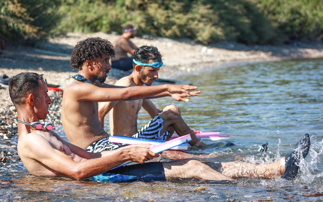 Ze vluchtten over zee, nu leren ze zwemmen op Lesbos